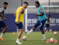 爱游戏体育-转折点!武汉三镇防线松动,法甲清晨攻防权衡,媒体盛赞,资深球员宣示担当(武术的三个基本手法)